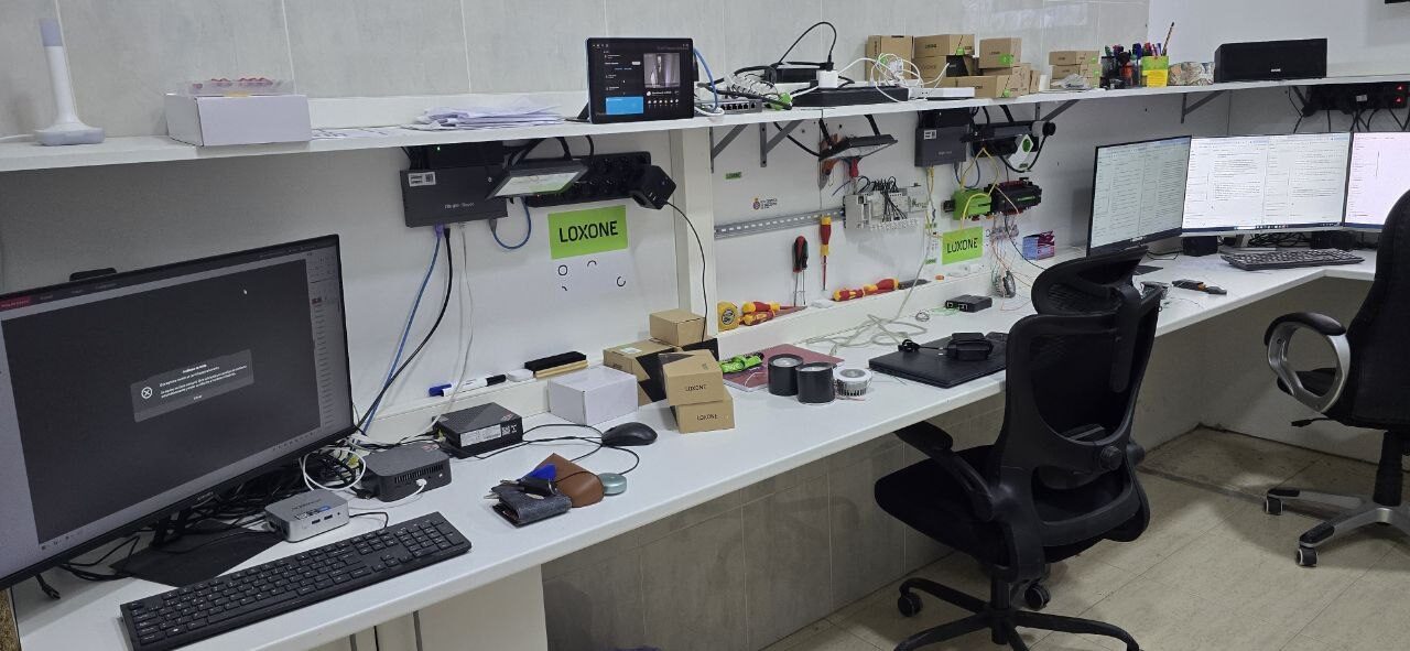 Zona de programación del taller de Comfortek en Lloret de Mar