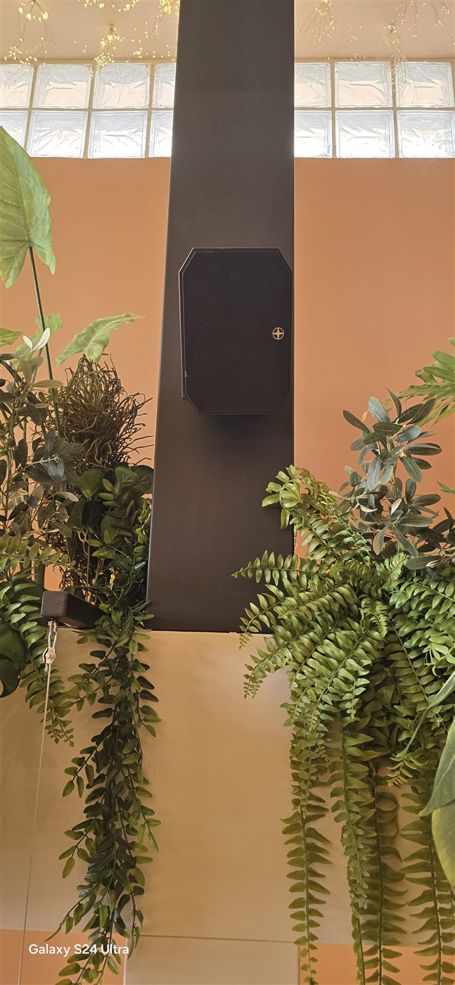Altavoz de columna - Restaurante La Plaça